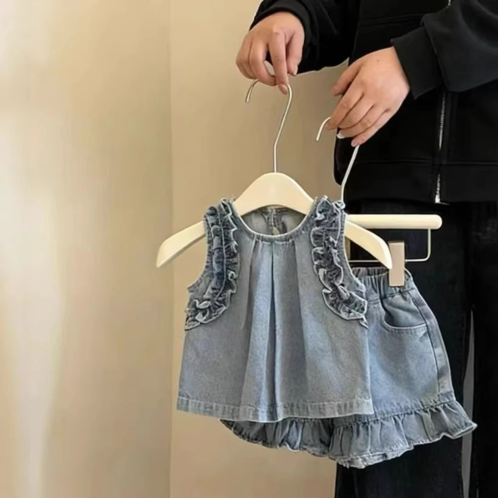 

Летний повседневный комплект 2026: милый синий джинсовый топ с кружевной отделкой и круглым вырезом + шорты для девочек 2-7 лет