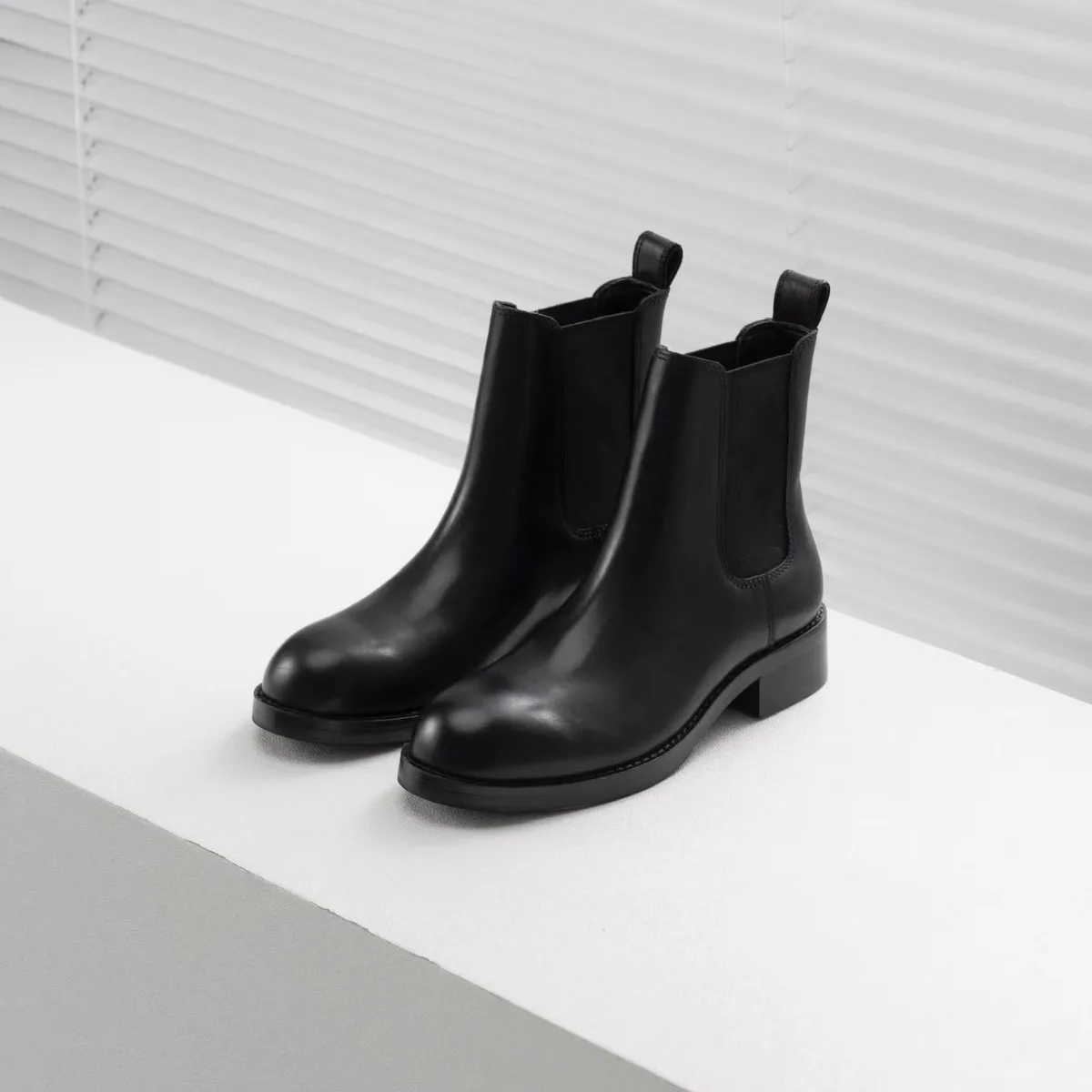 Dave&Di Minimalist English Genuine Leather Chelsea Boots Round Toe Elastic Women Short Boots Women\'s Shoes