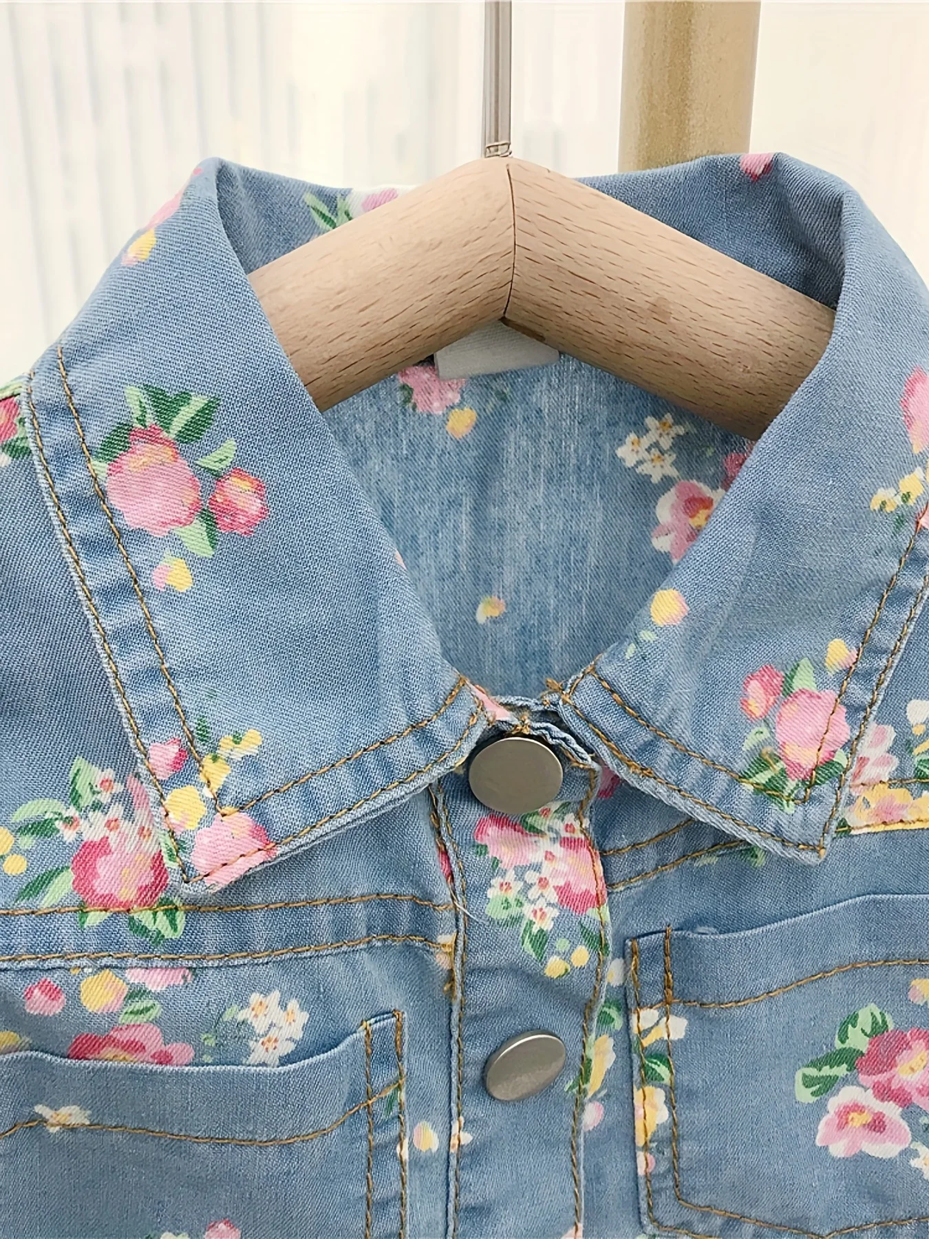 2025 صيف جديد النمط الأجنبي قسم رقيقة يطير كم الأزهار طباعة قصيرة الأكمام مجموعة تي شيرتات قصيرة للأطفال ، طفلة الصيف قطعتين دعوى