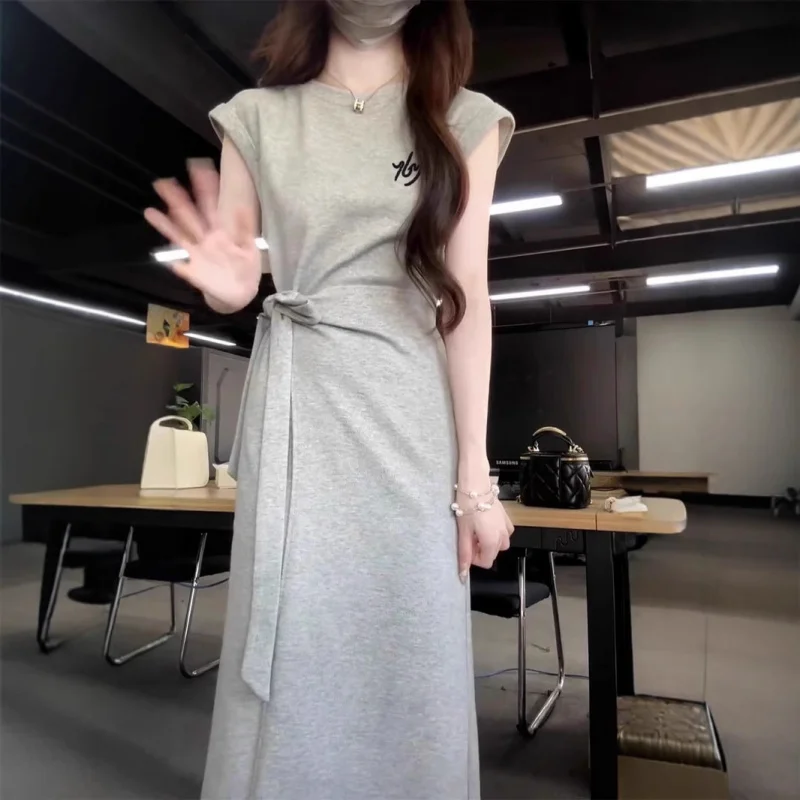 

French2025Новое стильное миниатюрное серое платье с короткими рукавами для женщин, летнее элегантное повседневное длинное платье для похудения с талией