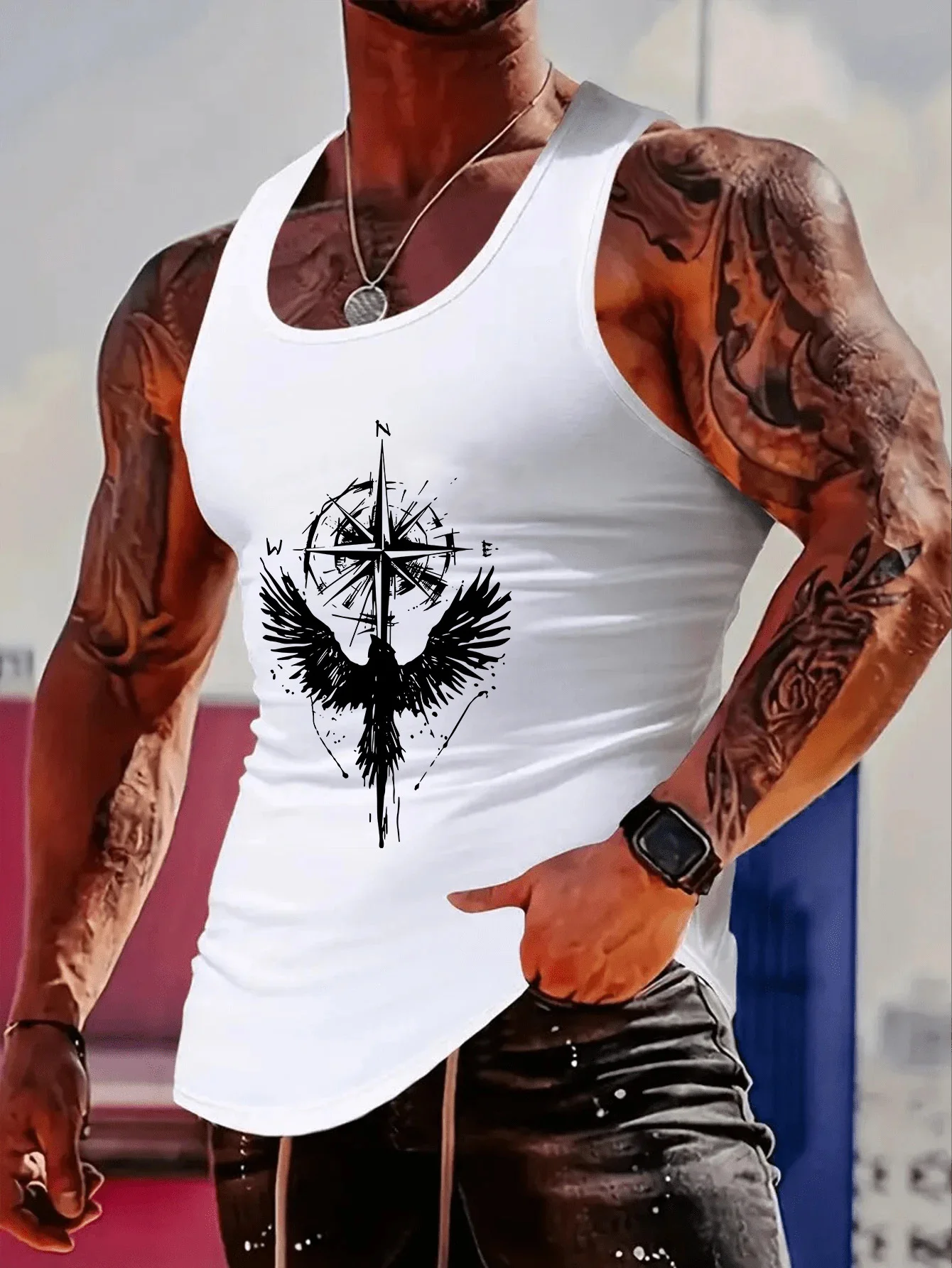 

Модный тренд: майка с принтом в виде орла и компаса, яркая, с креативным дизайном, для мускулистых мужчин.