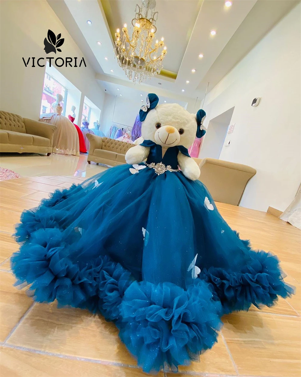 Vestido de oso de peluche de quinceañera personalizado con hombros descubiertos, cuentas de cristal fruncidas de tul, apliques de mariposas con cordones, color azul oscuro