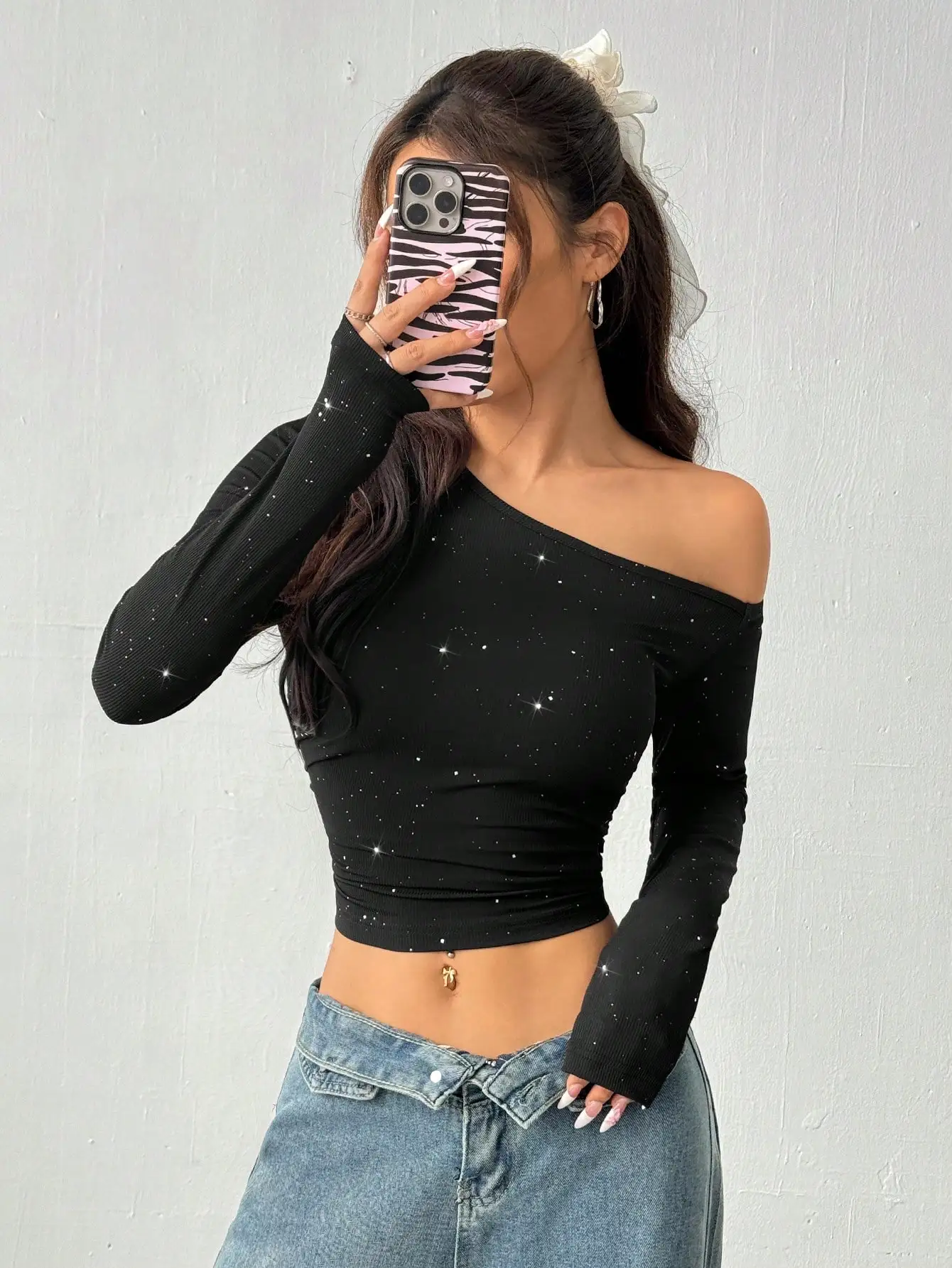

Cross border European and American hot stamping diamond slanted shoulder long sleeved T-shirt for women's spring foreign trade i
