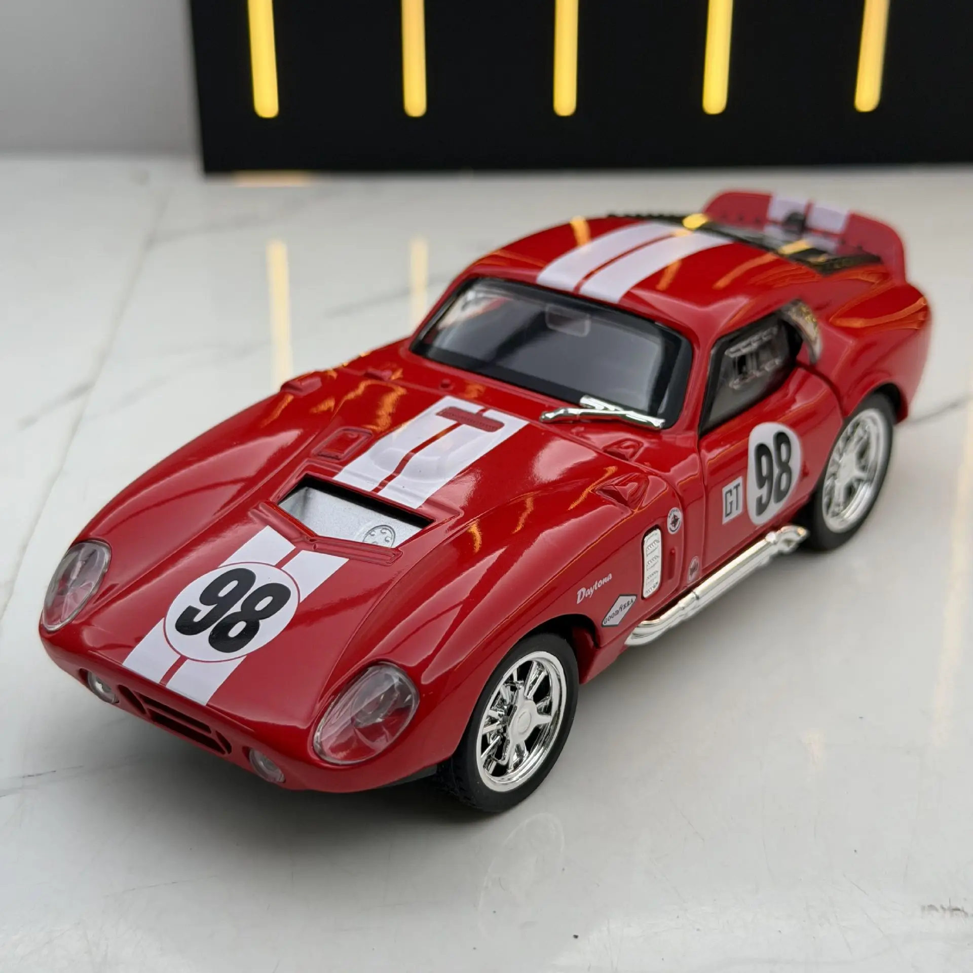 

1:32 Cobra Daytnoa Coupe, имитация классического ретро спортивного автомобиля, модель автомобиля из сплава, звуковая и световая игрушка, детский подарок