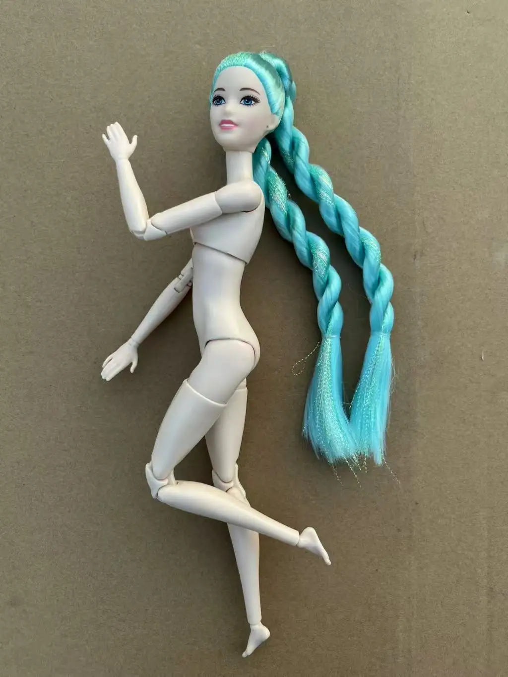 1/6 Scale Collectible Super White Doll Heads - Figurine Enthusiasts Gift with Sweet Smile Face And Yoga Slim Doll Body