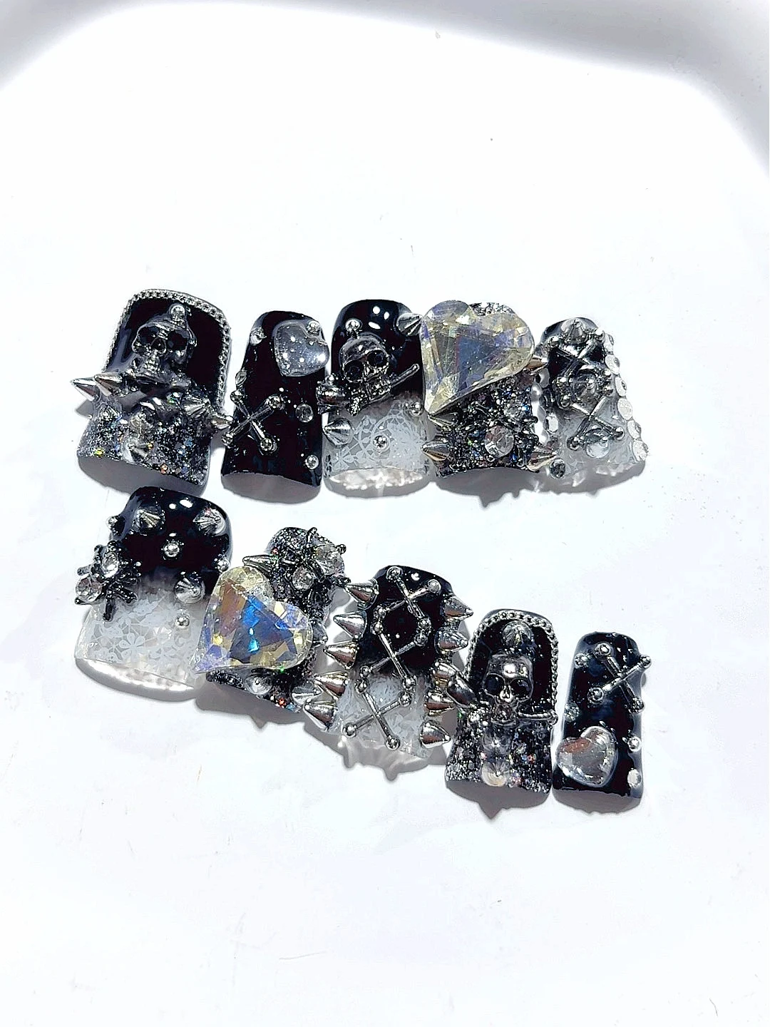 Gothic Punk Skull Strass Press-On Nails – Einzigartige quadratische Kunstnägel (L274)