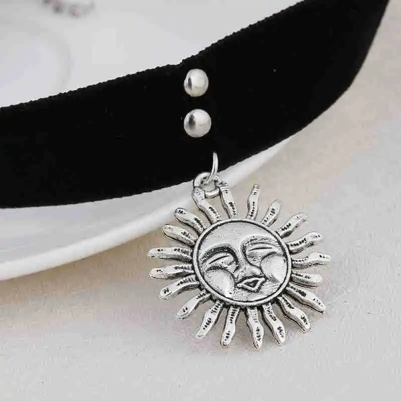 Retro Sun Pendant Neckchain Movies Leon Lolita Mathilda Necklace Female Collar Women's Wear Accessories Cosplay Choker Props