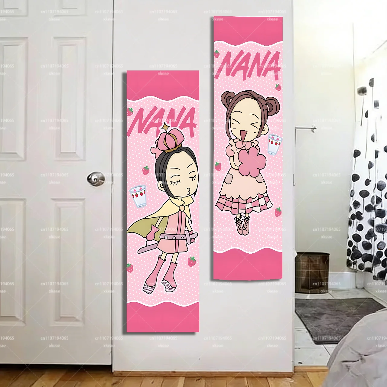 Niedlicher NANA Anime Chibi Vertikaler Wandteppich, rosa Erdbeer-Wandbehang für Schlafzimmer- und Wohnheimdekoration