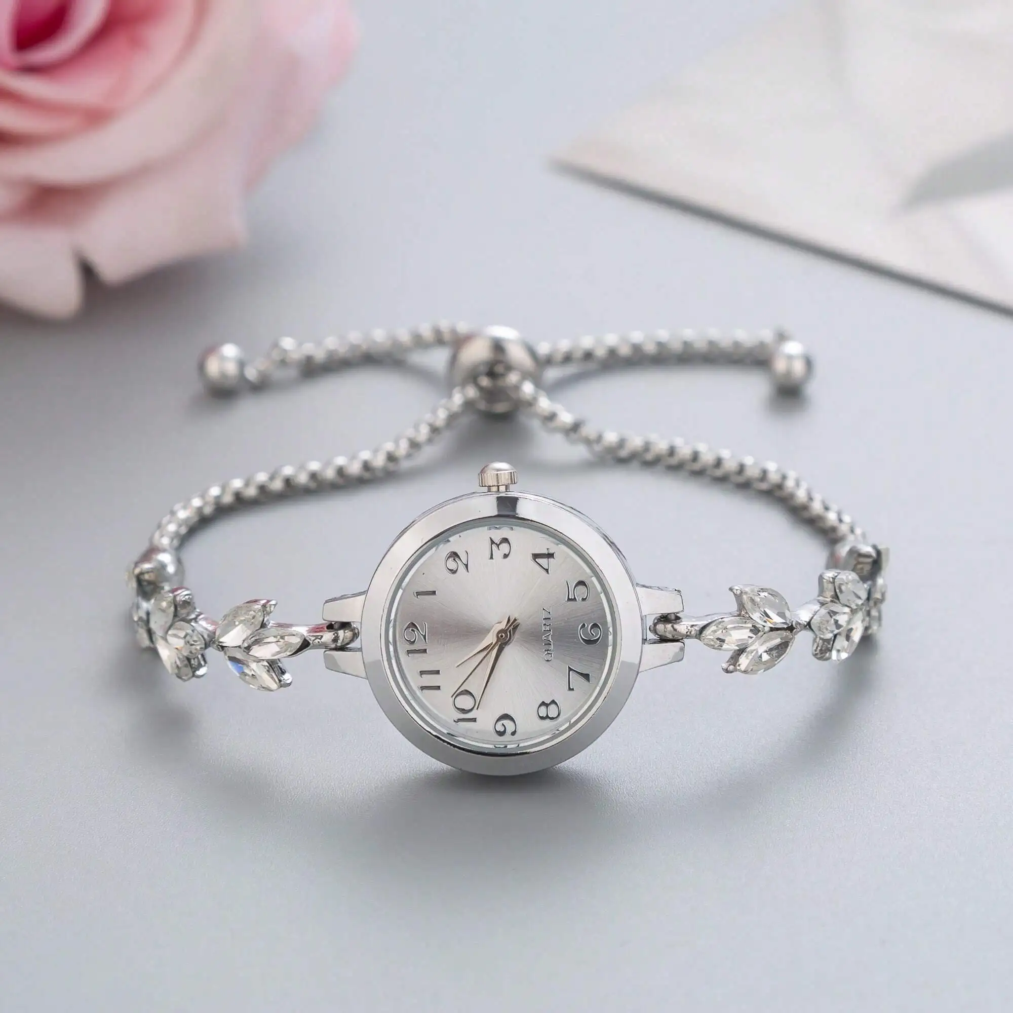 

Элегантные женские кварцевые часы с браслетом-цепочкой, украшенным кристаллами в форме листьев.