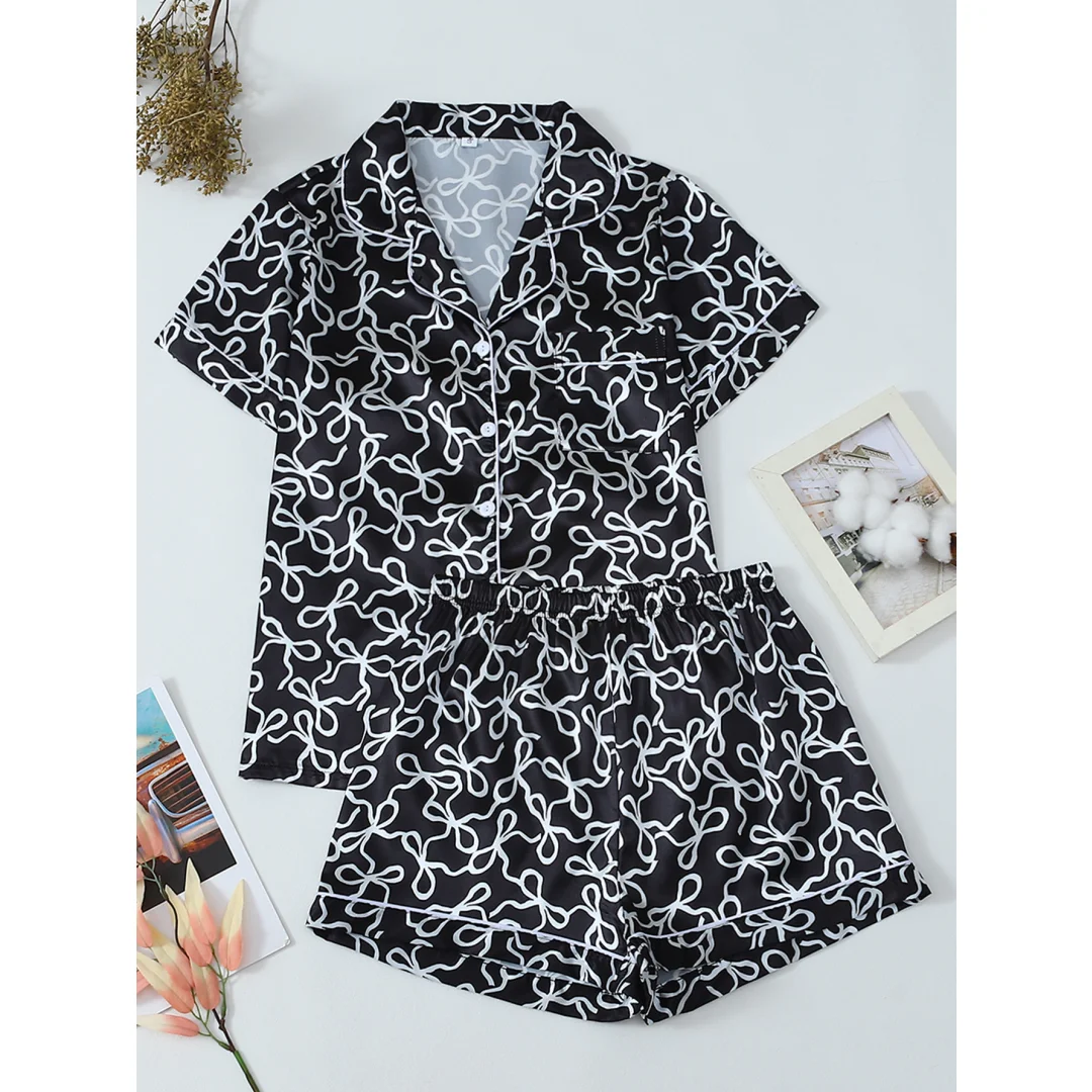 

Летний женский пижамный комплект: черно-белая пижама с принтом в виде банта, с отложным воротником, короткими рукавами и шортами. Подарок на Пасху.