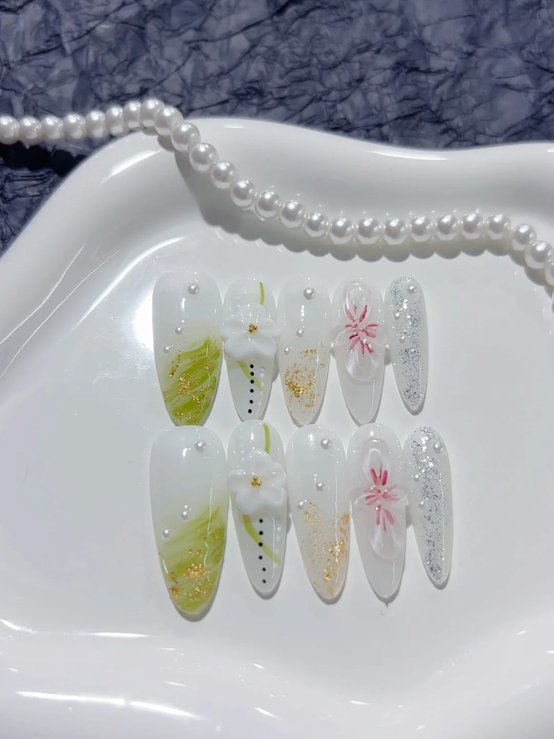 

Small Fresh and Luxurious Manicure Art Almond Style Fake Nails (D264)