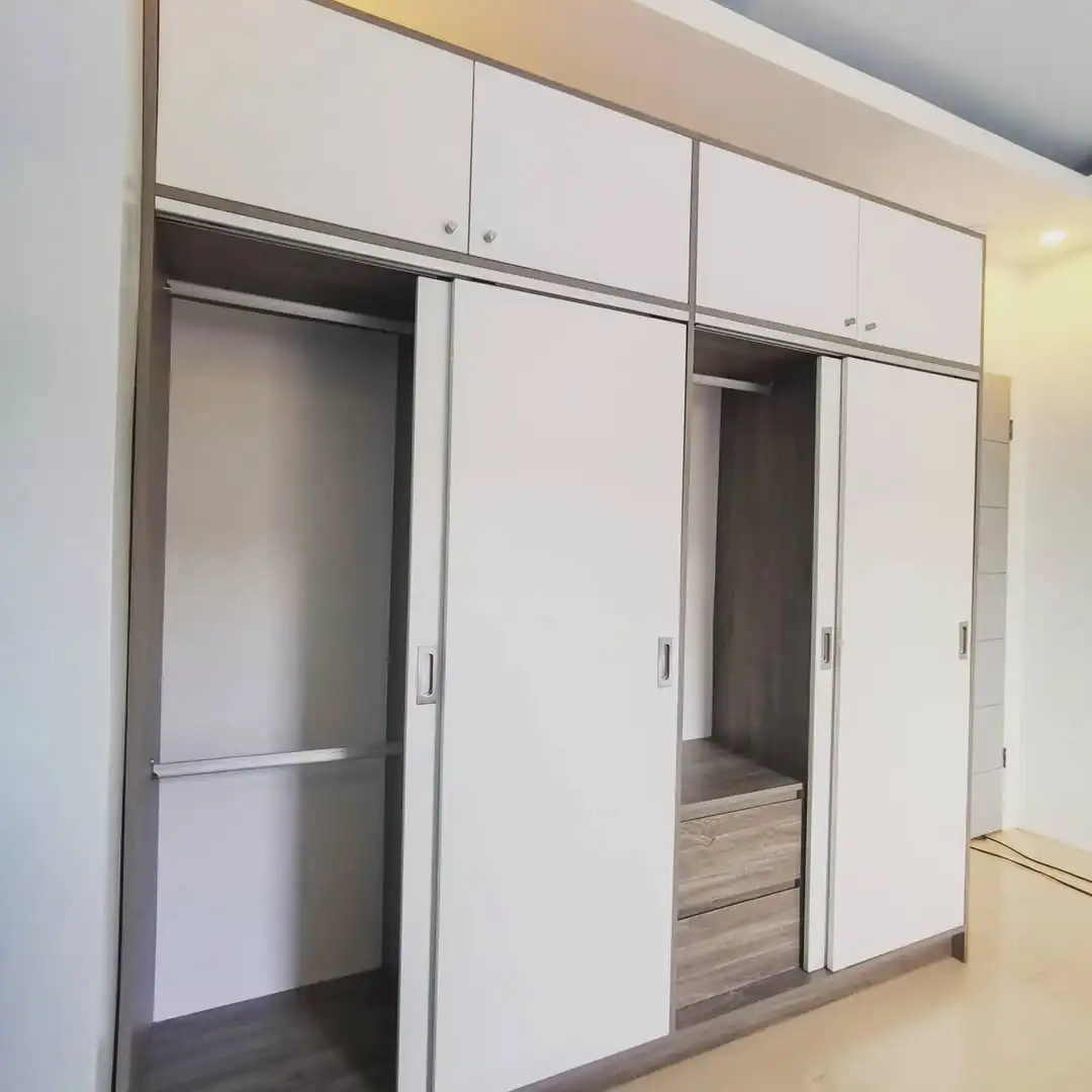 أثاث غرفة نوم بيضاء حديثة وخزائن قابلة للتحويل مع باب منزلق قابل للتعديل، تصميم سهل التجميع للفنادق #2