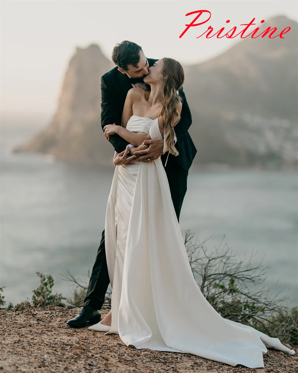 ที่กําหนดเองสีขาวเจอร์ซีย์ชุดเจ้าสาวอารมณ์ที่ไม่มีสายหนังปิดควรชุดแต่งงานรถไฟโบสถ์เปลือยชุด A-Line