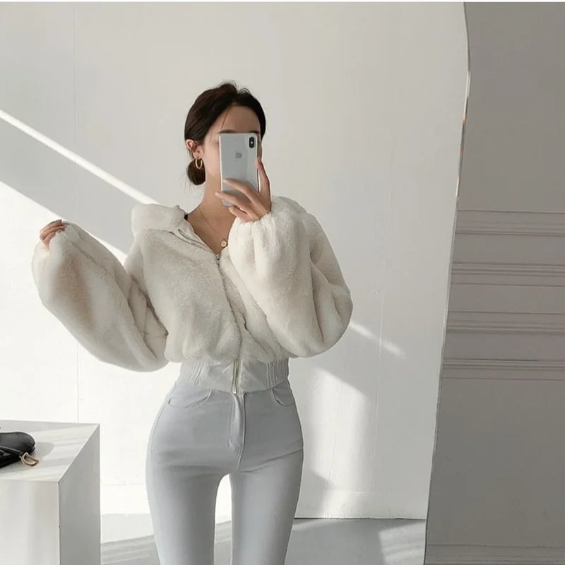 Sexy inverno zip casacos com capuz teddy falso casaco de pele das mulheres de luxo curto branco engrossar falso pele outwear bolsos solto e675