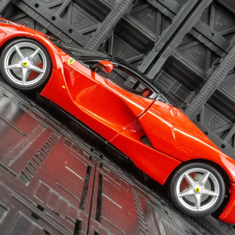 

Bburago 1:24 модель автомобиля из сплава Ferrari, статические украшения, богатые детали, тонкая работа и хорошее качество.