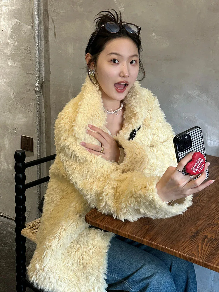

Новая корейская женская утепленная куртка из овечьего меха средней длины с интегрированной кожаной и меховой подкладкой, зимняя верхняя одежда 2025 года