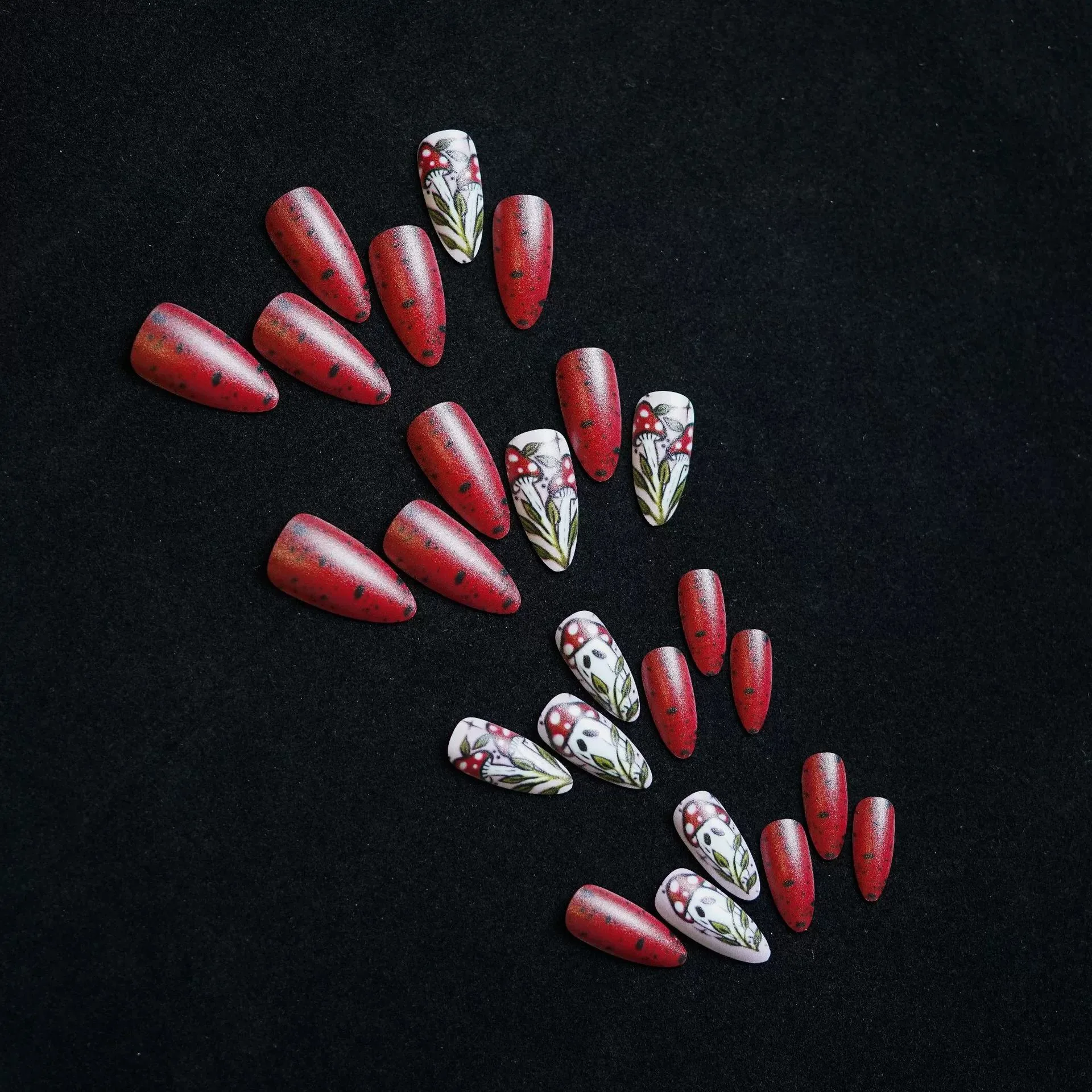 24 pièces Halloween champignon fantôme amande faux ongles longue pression sur les ongles mode dessin animé rouge rond faux ongles avec Design amovible