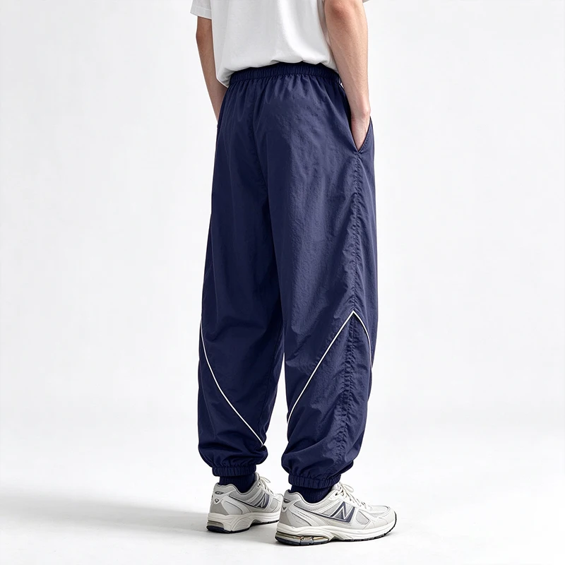 Leichte, schnell trocknende, lockere Nylon-Trainingshose für Herren, Jogginghose mit Kontrastbündchen und elastischem Bund, winddichte Sport- und Freizeithose im Streetwear-Stil. – Detail 5