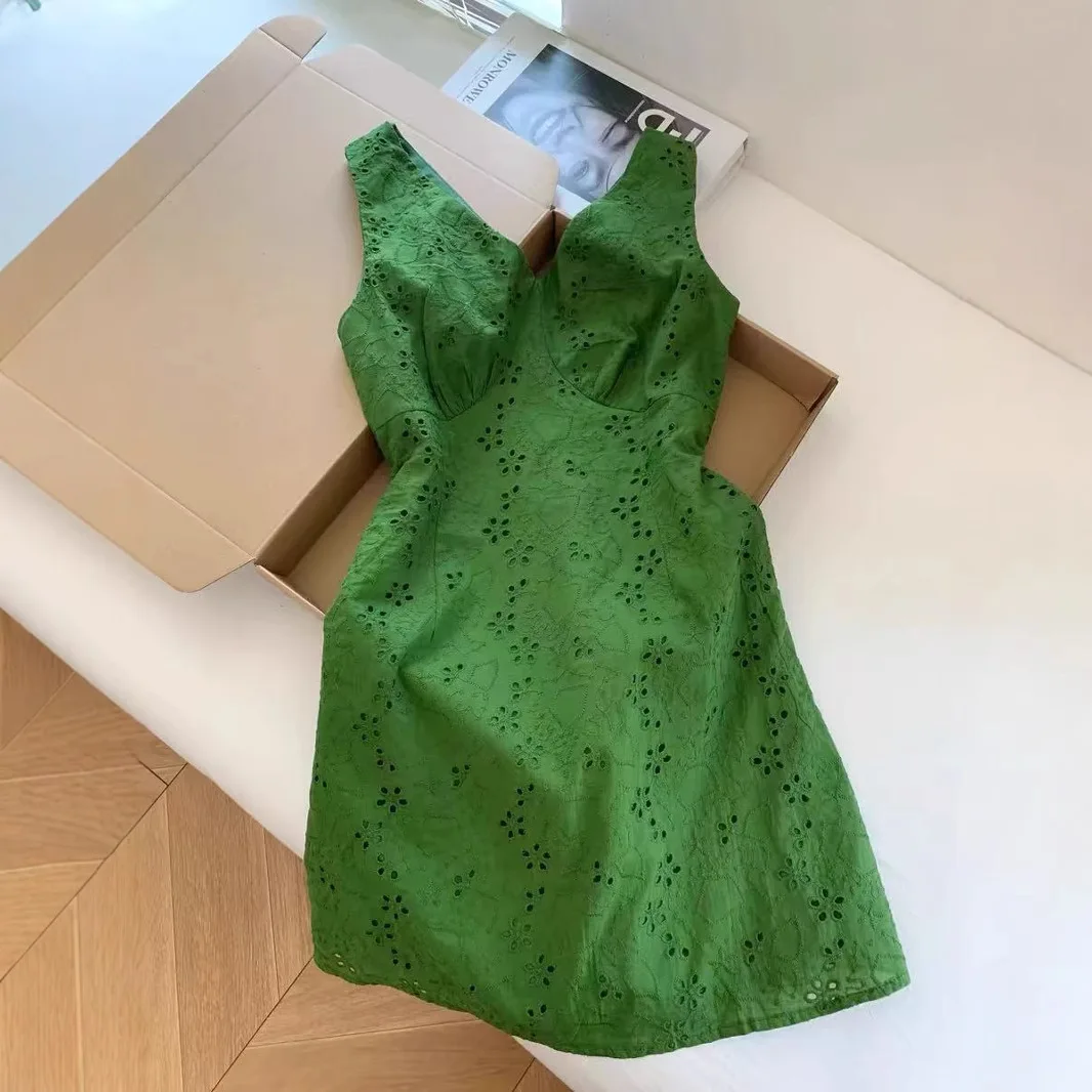 Gonna a trapezio cava verde di fascia alta in stile francese con scollo a V senza maniche Abito corto con gilet Abito elegante con temperamento 2025 Estate Nuovo