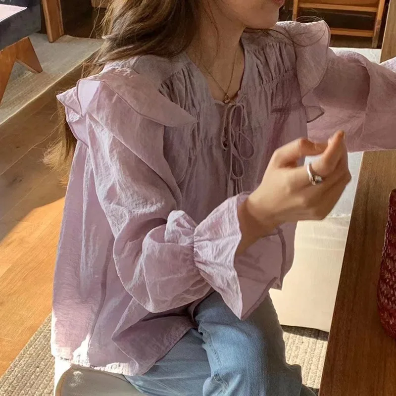 قميص ربيعي فضفاض على الطراز الكوري برقبة على شكل حرف V بلوزة شيفون نسائية مع تفاصيل فيونكة وأكمام جرس لون نقي مناسب للتنقل