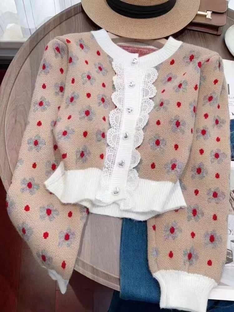 

Korobov Sweet Preppy Однобортный вязаный кардиган с круглым вырезом и длинными рукавами в стиле пэчворк с оборками