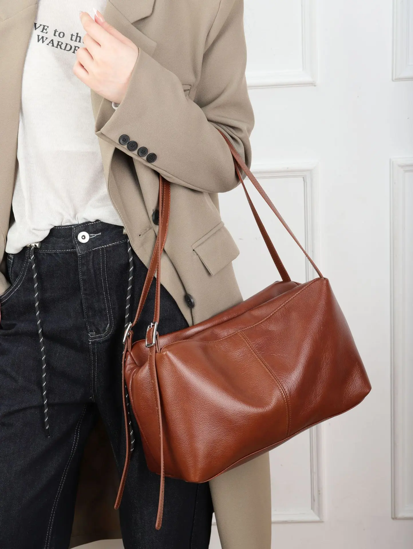 حقيبة كتف واحدة من جلد البقر المحبب العلوي لعام 2026، حقيبة مربعة ذات سعة كبيرة للسيدات عصرية، جلد ناعم عملي