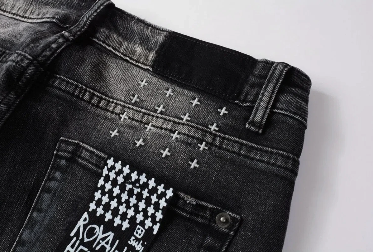 جينز ممزق داكن فاخر مطرز بأحرف أبجدية رقعة على طراز شارع العليا للخريف والشتاء للسفر ضروري #4