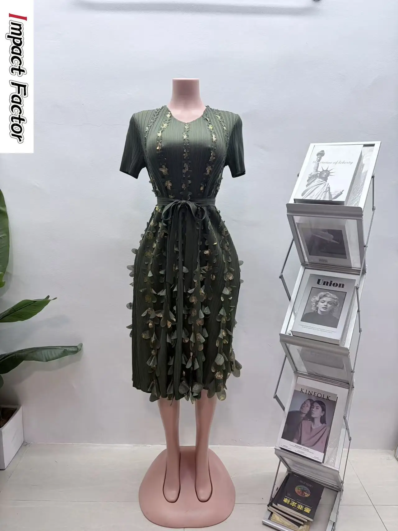 

Miyake Pleated Dress Women's 2026 Spring New Light Mature Wind Bronzing Three-dimensional Flower Loose Pleated Long Dress