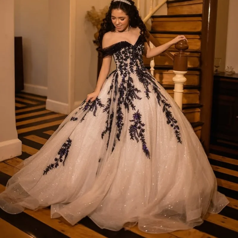 

Блестящие платья Quinceanera цвета слоновой кости по индивидуальному заказу с открытыми плечами и блестками, наклейка с кристаллами, тюль, длинный хвост, Vestido 15, Quinceanera