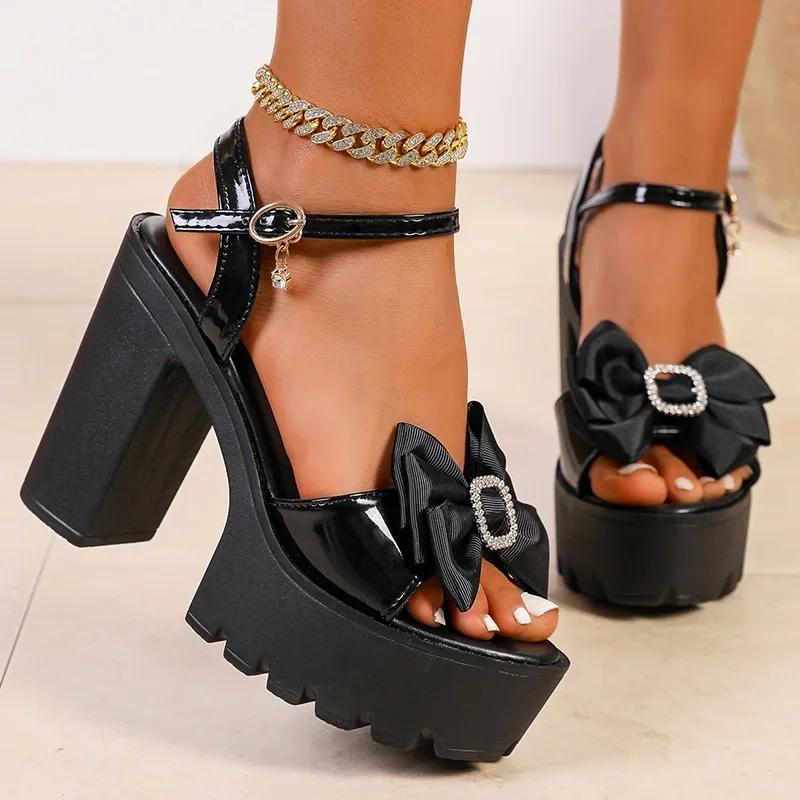 

Женские босоножки на очень высоком каблуке с бантом, блестящие босоножки на массивной платформе с кристаллами, туфли на квадратном каблуке с пряжкой на щиколотке и толстой подошве