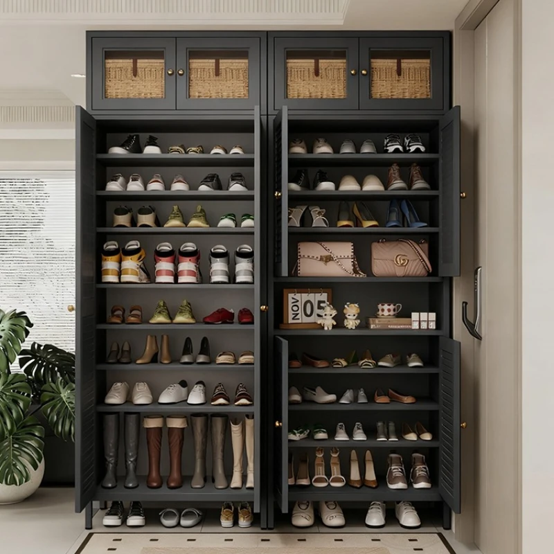 

Шкафы из высококачественной стали, шкафчики, бытовые полки для обуви у двери дома.