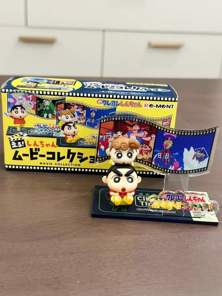 Caja ciega Crayon Shinchan, juguetes en miniatura, escena de postura para correr, figura de Anime, modelo de muñeca, juguetes para coleccionar adornos, regalos para niños