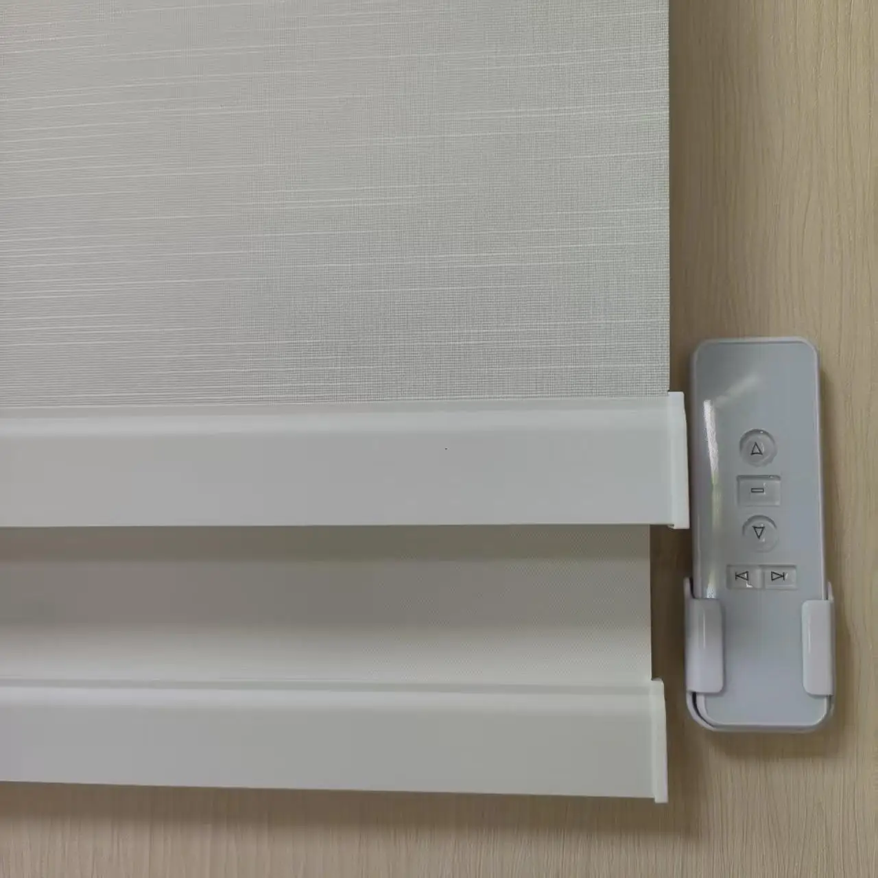 

Customizable：Electric Window Roller Blind Motorized Day and Night Roller Shade Blackout Fabric and Light-filtering Remote Contro