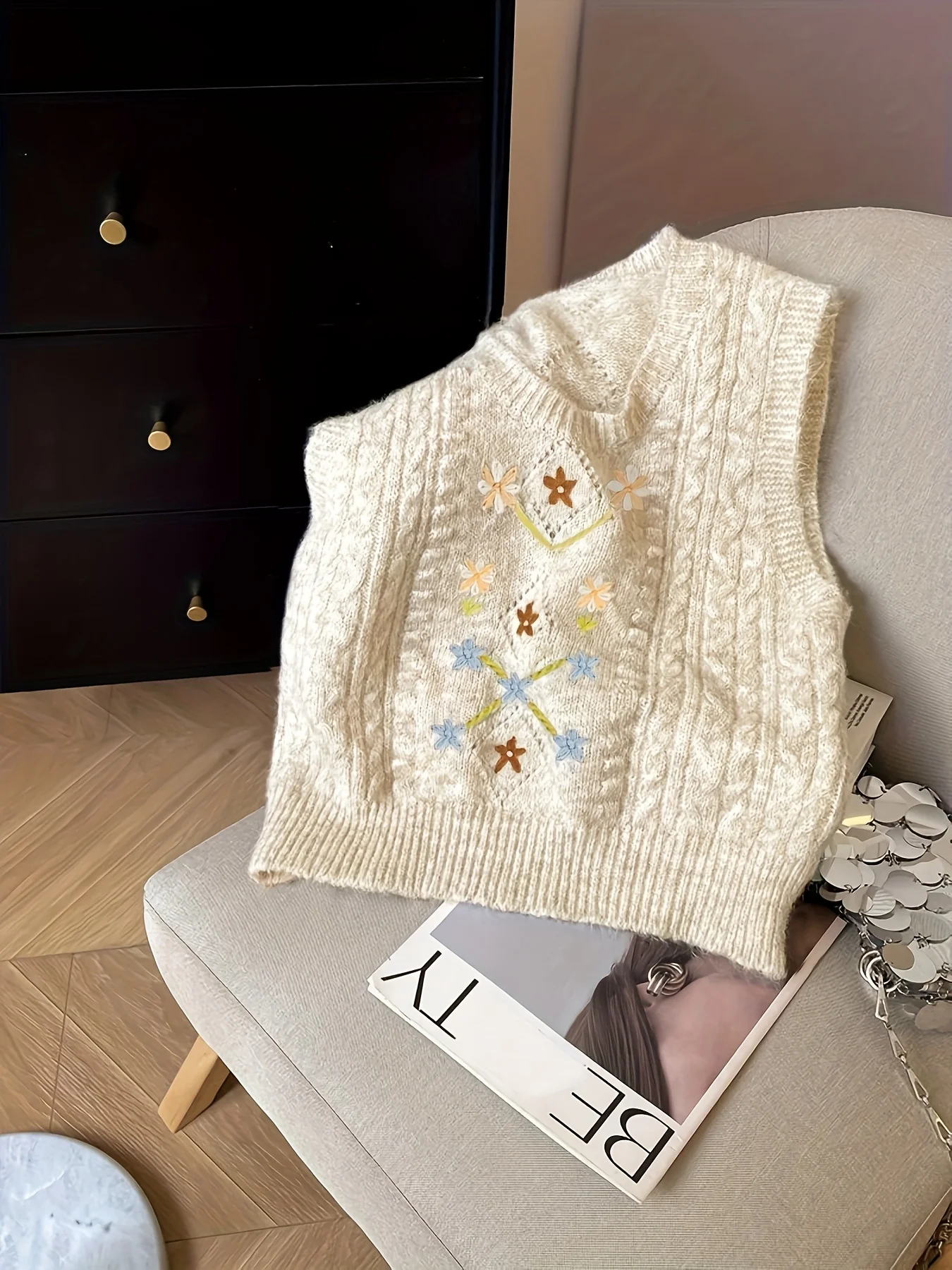 

Japanese Sweet Commuter Round Neck Heavy Embroidery Autumn and Winter Layered Sleeveless Vest with Design Sense