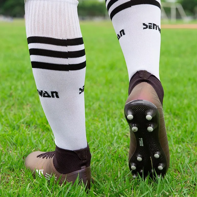 Scarpe da calcio da uomo e da donna di alta qualità tacchetti leggeri da allenamento calzini da calcio stivaletti sportivi alla caviglia Sneakers a punta lunga tappeto erboso Futsal