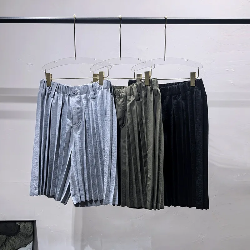 

Miyake Pleated Men's Shorts Casual Versatile Five Quarter Pants High-quality Original Design Men's Pants
