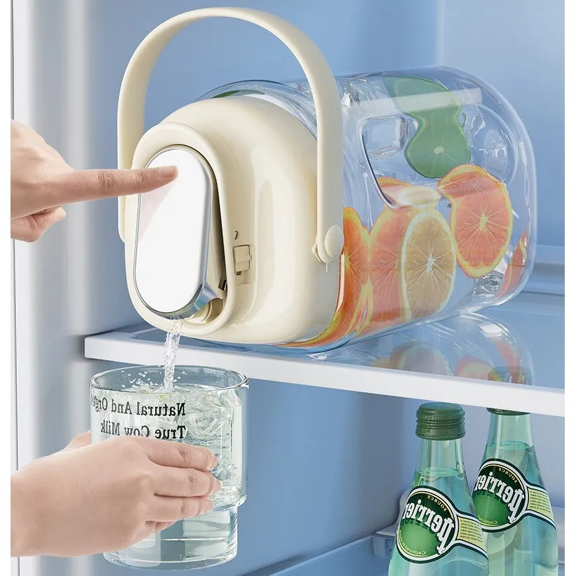 The cold Main in the refrigerator is a large capacity outdoor one, which sealed the cold one and put on the handle