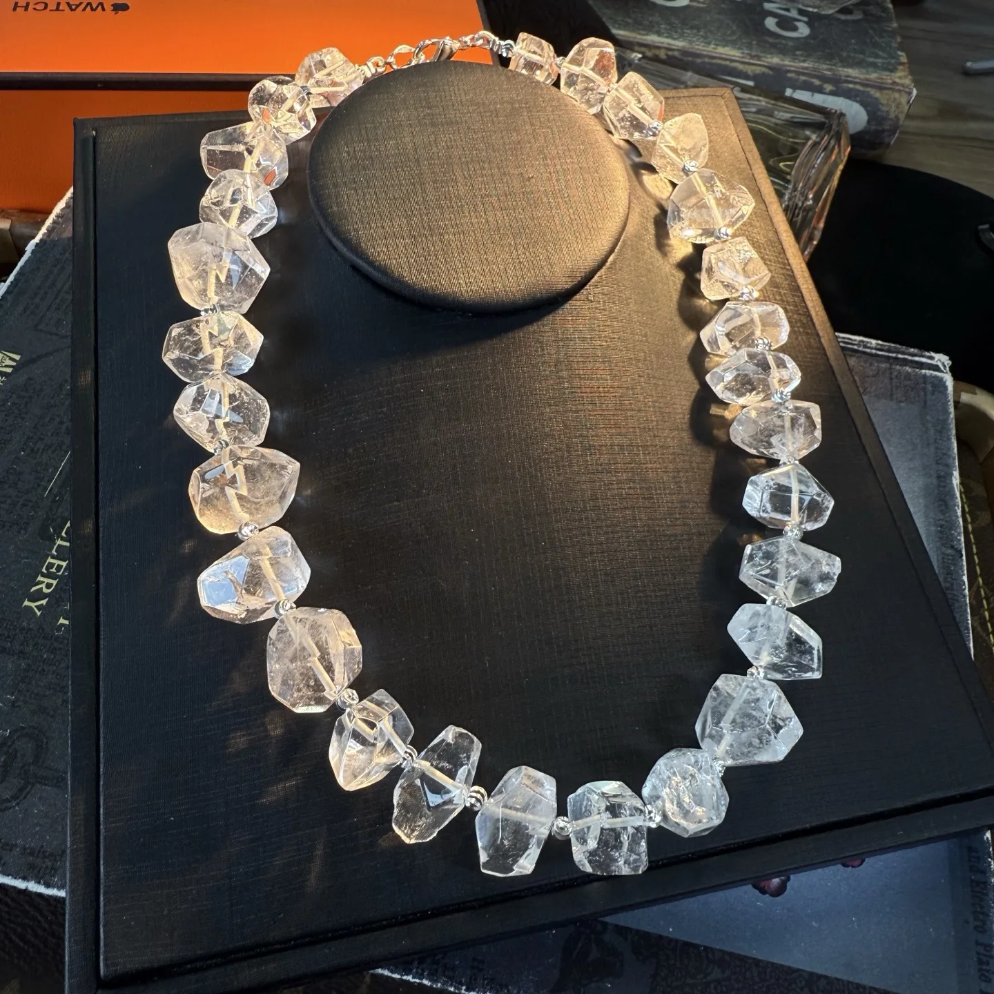 

Винтажное ожерелье с большим хрустальным камнем, элегантный дизайн, ретро-очарование, блестки, мягко подходит для нарядов, особых мероприятий