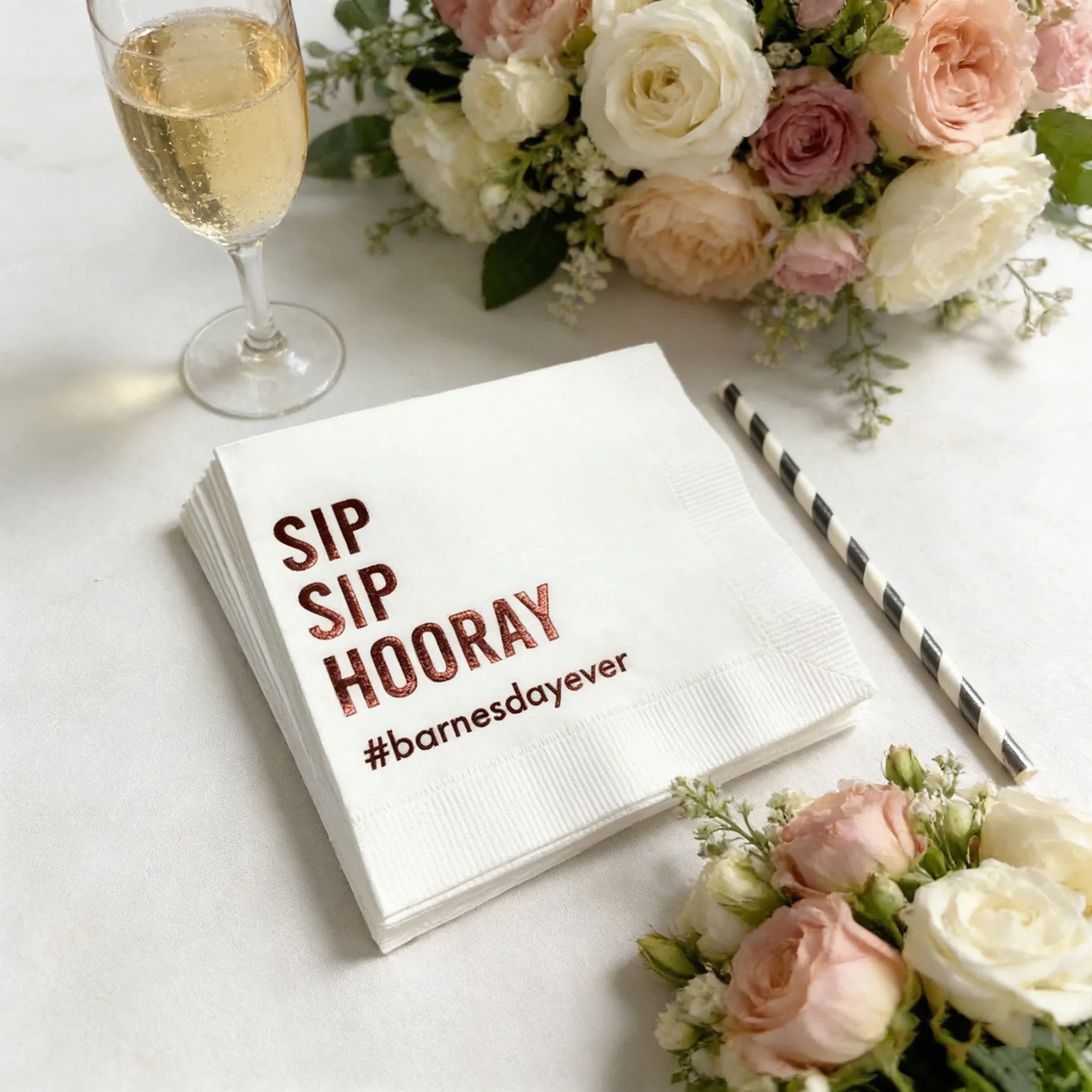

50 шт. персонализированных бумажных салфеток для свадьбы с надписью "Sip Sip Hooray", 3-слойные, премиум-качества, для девичника и вечеринок