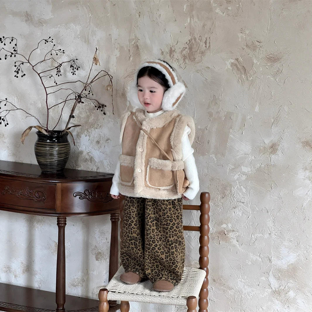 الفتيان والفتيات سترة الغزلان الجلد المخملية مركب صوف الضأن شتاء دافئ الكتف أعلى 2025 ملابس الأطفال الجديدة مع علة
