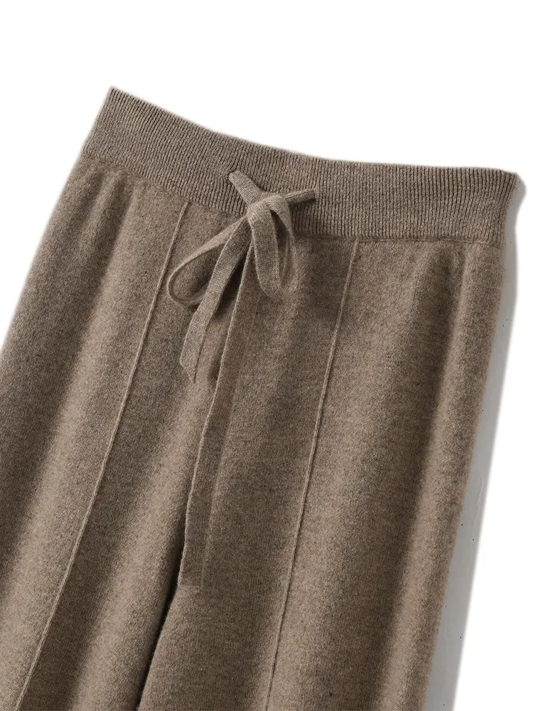 بنطلون نسائي واسع الساق من الصوف المحبوك بخصر مرتفع، فضفاض وعصري، طويل يصل للأرض مع حبل للربط