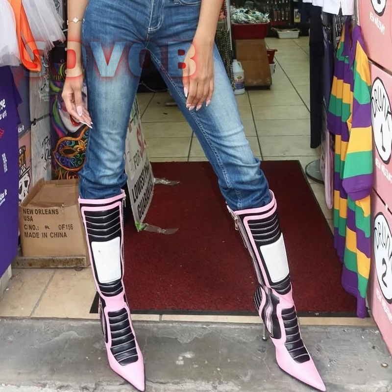 

Женские розовые мотоциклетные сапоги до колена с острым носком, ботинки на шпильке с боковой молнией, повседневная зимняя пикантная обувь в стиле пэчворк