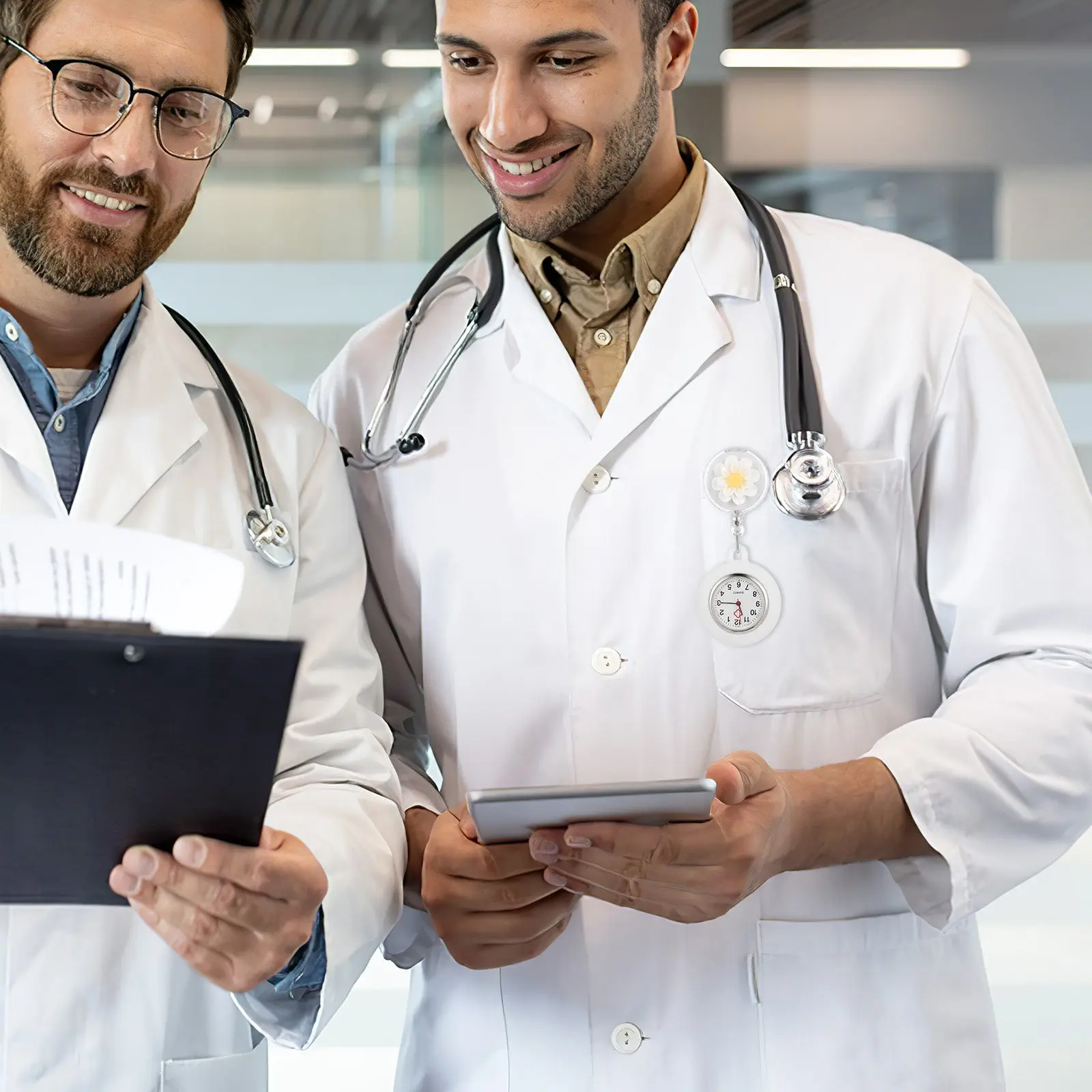 relogio-de-bolso-com-clipe-para-enfermeiros-e-estudantes-estilo-de-pendurar-no-cracha-decoracao-de-rosto-sorridente-material-premium-mostrador-com-numeros-claros