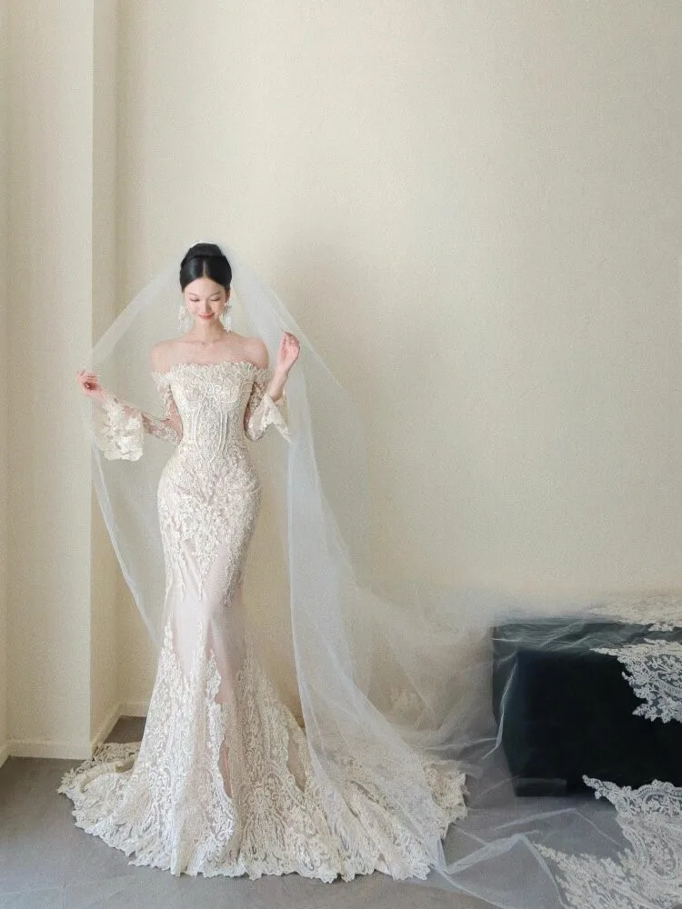 A new fish-tail light one-shoulder lace welcome dress for going out