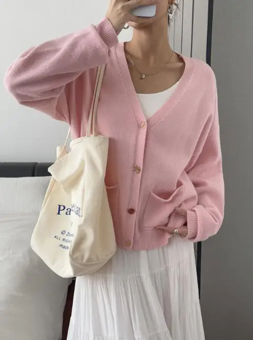 

Autumn 2025 Minimalist Vacation Style Solid Color Long Sleeved Sweater for Women, Elegant V-Neck Casual Button Sweater Jacket