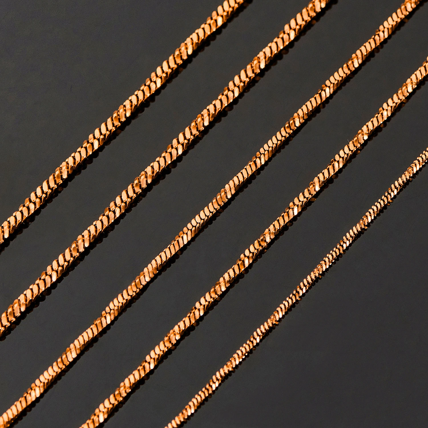 Coole silberfarbene, gedrehte Schlangenkette für Männer aus Edelstahl, lichtbeständig, modischer Schmuck für Rapper. – Detail 4