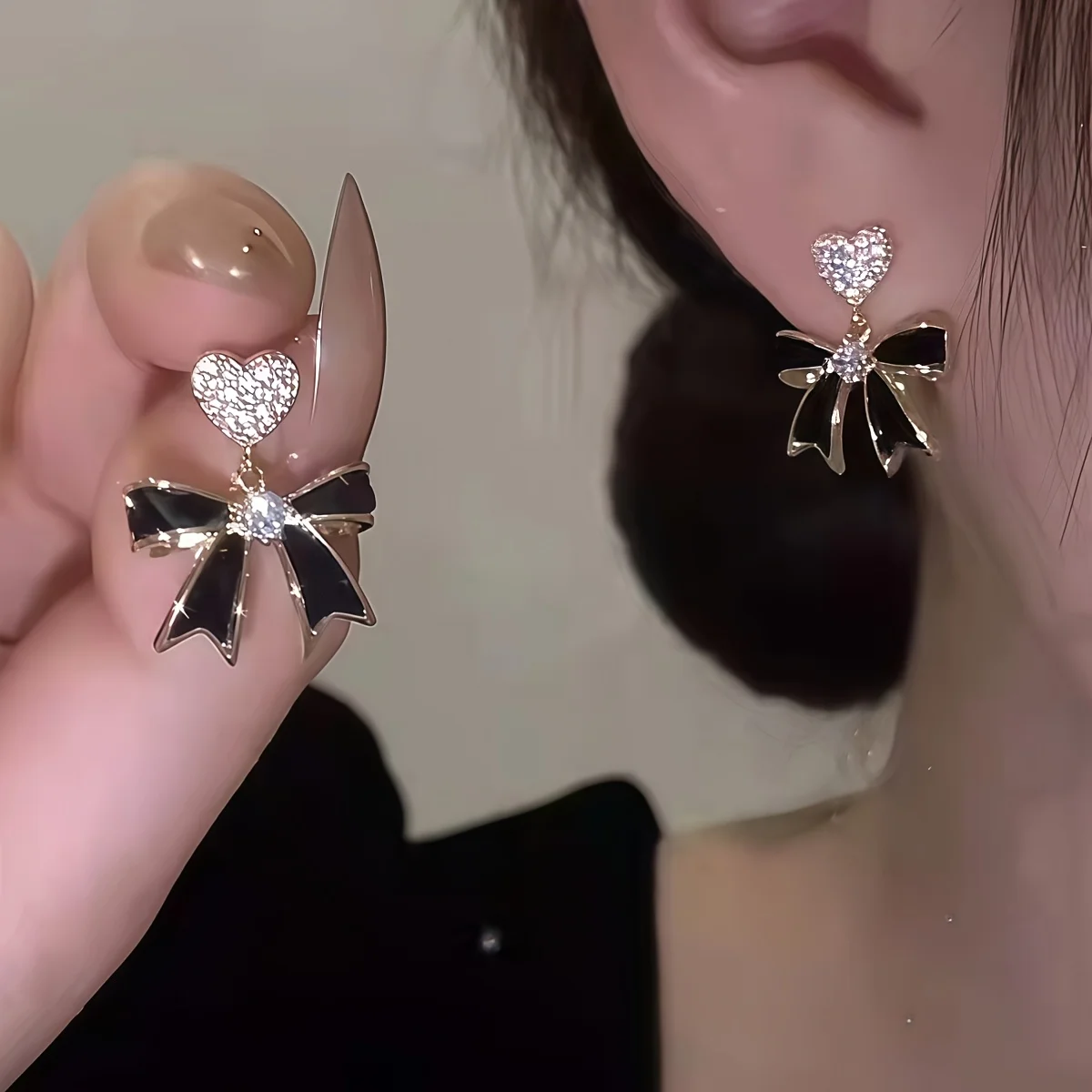 

Hot-selling Women's European and American Style Love Black Drip Glaze Small Bow Stud Earrings Gentle Exquisite Light Luxury Daily Commute Earrings Holiday Anniversary Birthday Gift Shopping Street Shooting
