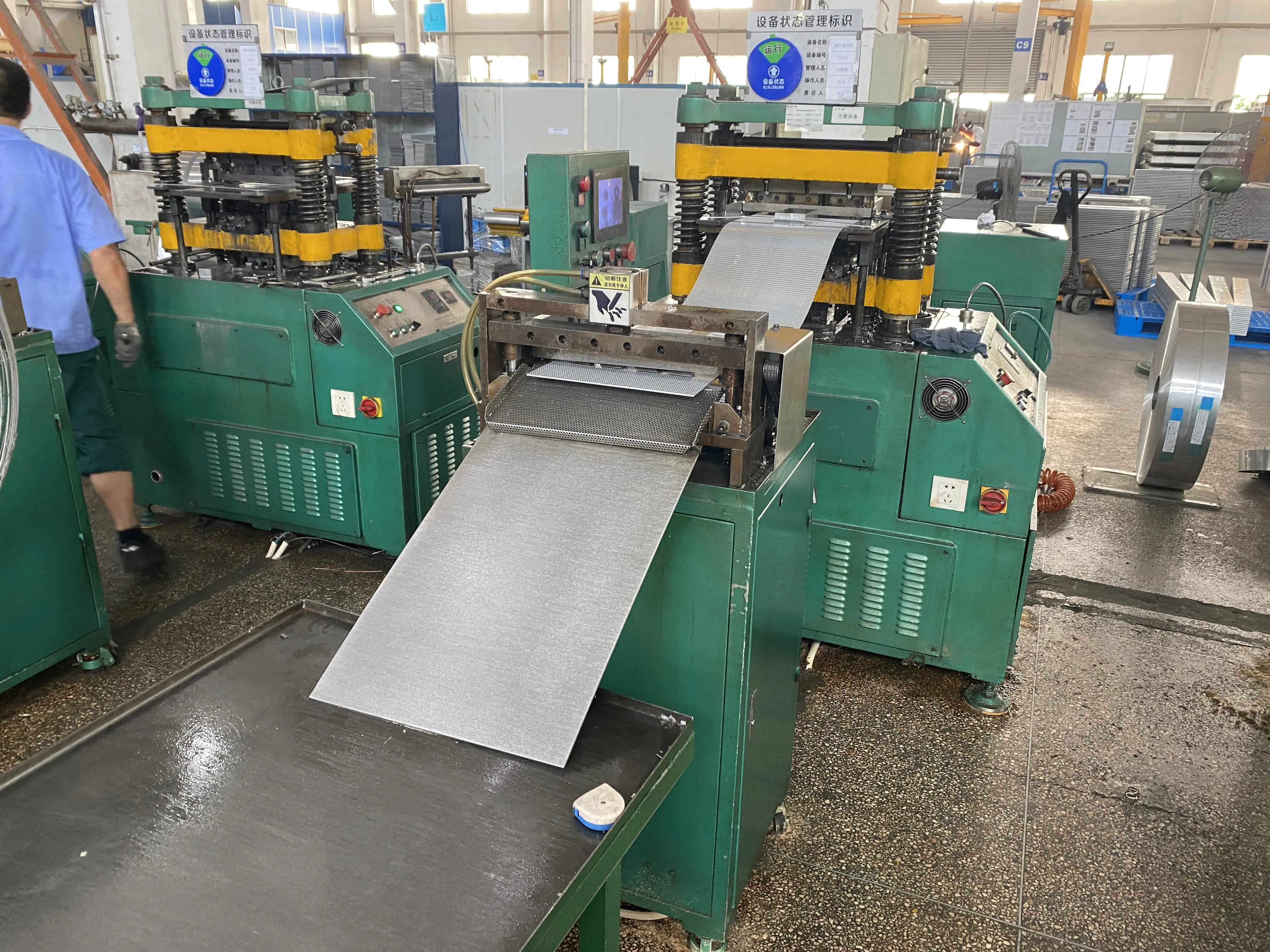 ماكينة ضغط تثقيب زعانف الألومنيوم عالية الدقة أوتوماتيكية بالكامل