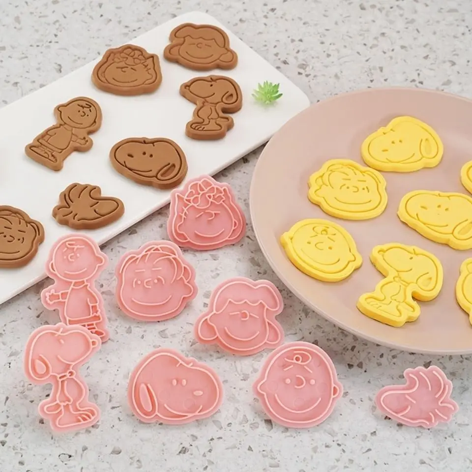 8Pcs/set Snoopy Cookie Mould 3d Cartoon Anime Figure Charlie Brown Woodstock Marcie DIY Baking Mold Party Accessories