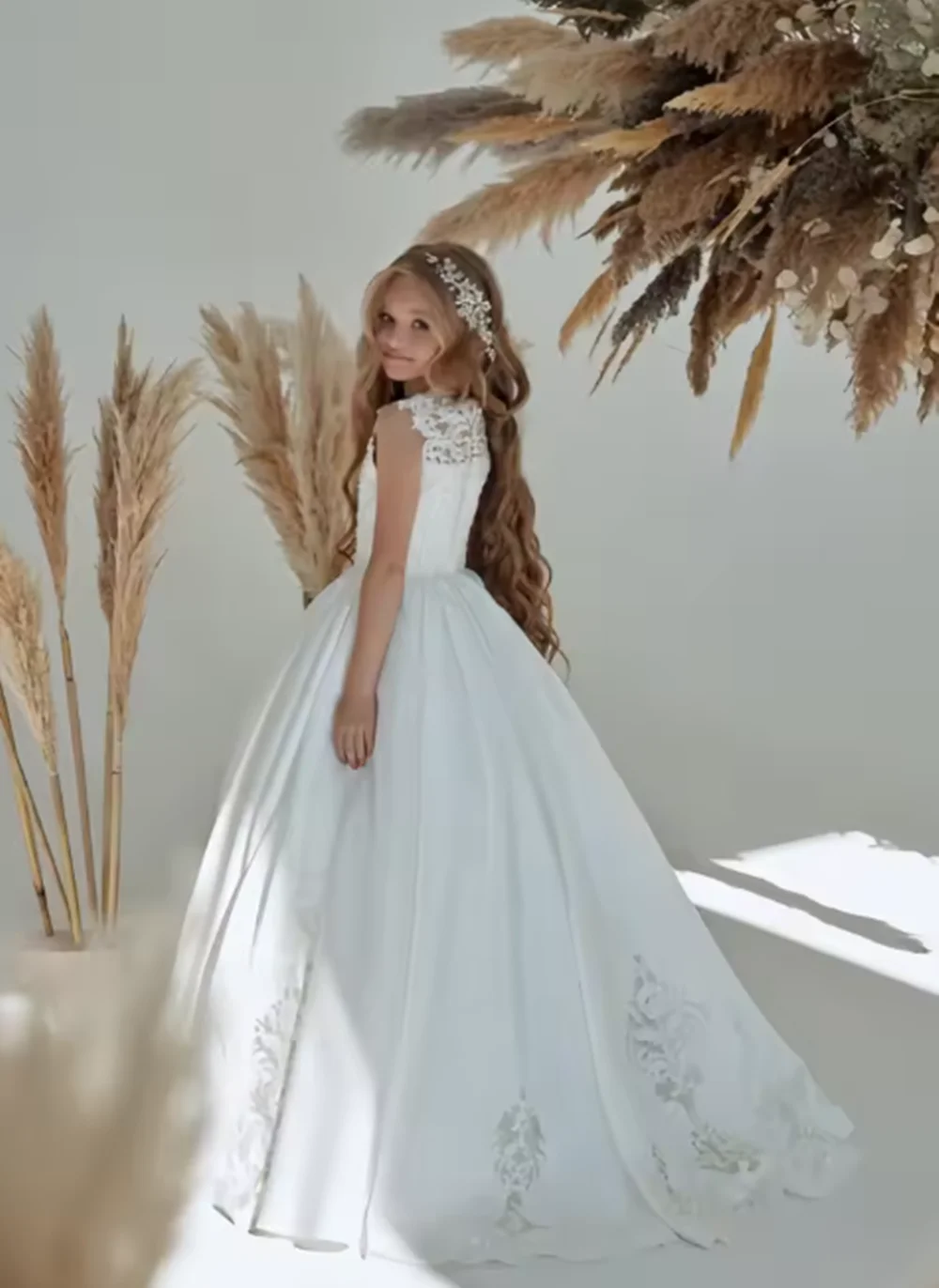 فستان فتاة الزهور بخياطة من الدانتيل بنمط توتو أنيق وحلو لحفلات الاستقبال الرسمية والاحتفالات العطلات